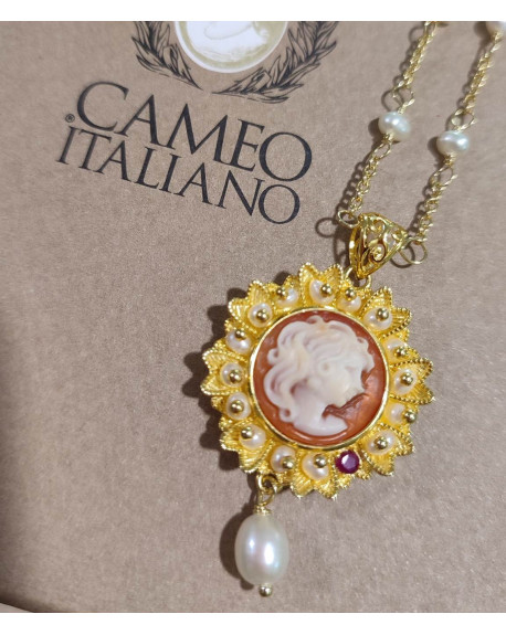 CIONDOLO CAMEO CON PERLE E RUBINO